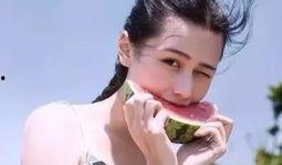 网红农村女孩吃瓜图片高清,网红农村女孩的田园美食之旅